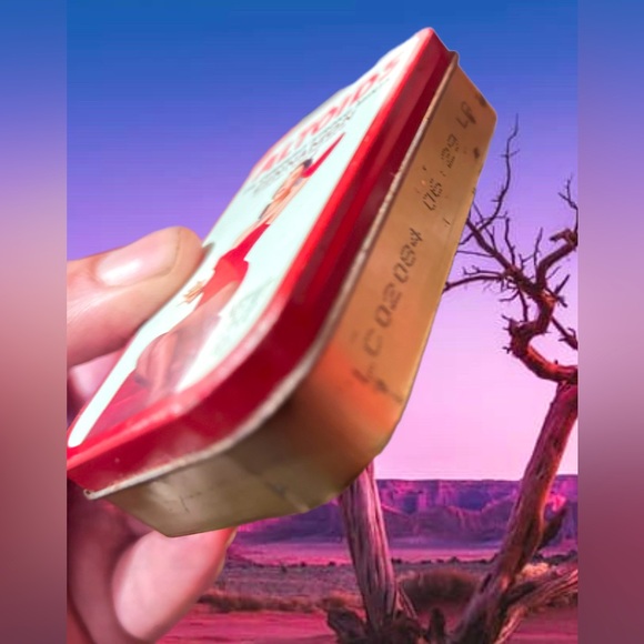 1999 Vintage Devil PinUp Altoids Tin Box In Excellent Condition. - Picture 3 of 8